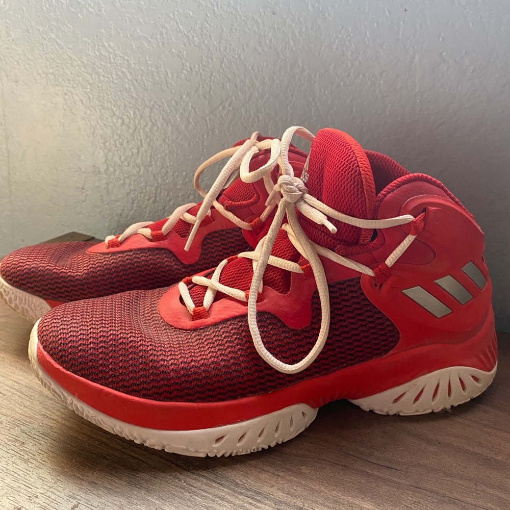 Men’s basketball shoes